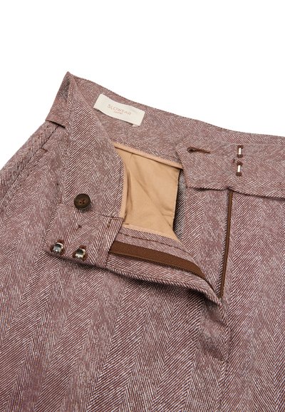 Pantaloni in tessuto spigato marrone con cerniera, bottone e chiusura con gancio parzialmente aperti, che mostrano la fodera interna beige e l'etichetta del marchio Slowear.