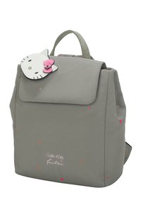 Mochila gris con cierre de solapa, diseño de Hello Kitty con un lazo rosa y acentos de estrellas rosas y naranjas dispersos. Correas ajustables.