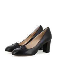 Scarpe con tacco in pelle nera, con punta affusolata, dettaglio decorativo a fiocco sul davanti e tacco largo per una maggiore stabilità. Texture liscia.