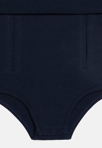Mørkeblå høj talje shorts lavet af blødt stof med en glat tekstur, der har sidesømme og en behagelig talje for nem brug.