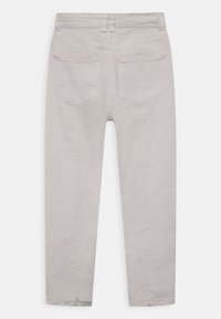 Jeans cinzentos claros com corte reto, feitos de algodão. Apresenta dois bolsos traseiros e passantes para cinto. Textura lisa, sem padrões ou detalhes visíveis.