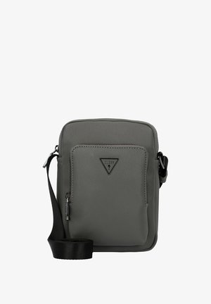 Grijze synthetische schoudertas met een gestructureerde afwerking, voorzien van een voorzak met ritssluiting en een zwarte verstelbare schouderband. Driehoekig logo detail zichtbaar.