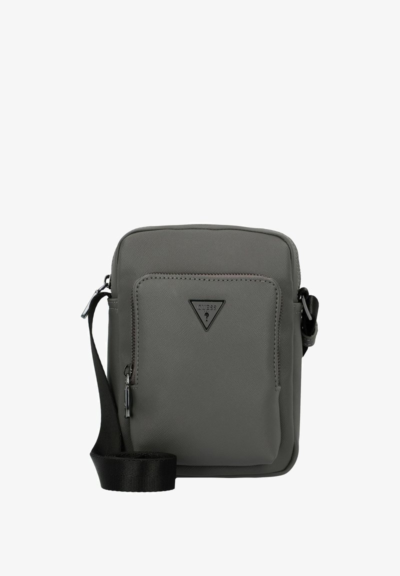 Graue synthetische Umhängetasche mit strukturiertem Finish, ausgestattet mit einer vorderen Reißverschlusstasche und einem schwarzen verstellbaren Gurt. Triangular Logo_detail sichtbar.