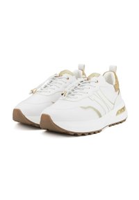 Scarpe da atletica bianche con dettagli dorati, suole in gomma testurizzata e design massiccio. Caratterizzate da chiusura con lacci e un tallone rinforzato.