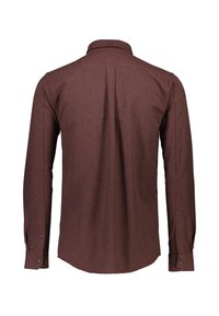 T-paita pitkähihaisena tummanruskeasta kankaasta. Varusteena nappikaulus, suora selkäosa ja nappikiinnityksellä varustetut hihansuut. Klassinen malli ja sileä rakenne.