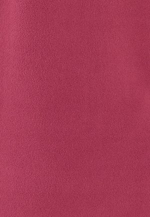 Tessuto in pile di un rosa vivace, con una texture liscia e una finitura morbida e pelosa. Tinti in modo uniforme senza motivi o hardware visibili.