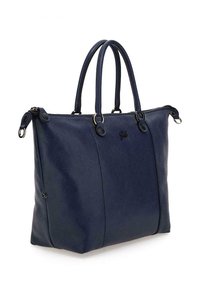 Sac cabas en cuir marine avec une texture granuleuse, deux poignées supérieures, des accessoires en métal argenté et un logo sur le devant.