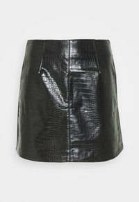 Jupe noire en simili cuir avec un motif crocodile texturé, coupe droite, et couture visible à l'avant.