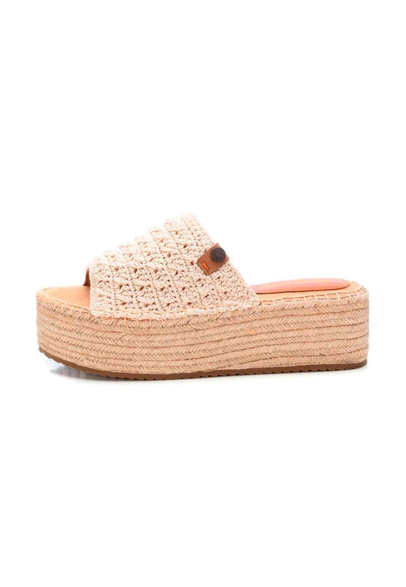 Sandalia de plataforma con un upper de tejido beige y punta abierta. Presenta una suela de yute trenzado y un pequeño acento de logo circular en el lateral.