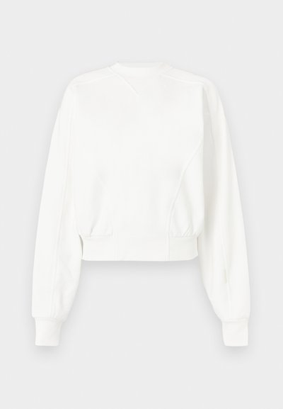 Λευκό cropped φούτερ με μακριά μανίκια, ελαστικές μανσέτες και μέση, με ένα διακριτικό V-σχήματος ραφτό λεπτομέρεια κοντά στον στρογγυλό λαιμόκοψη.