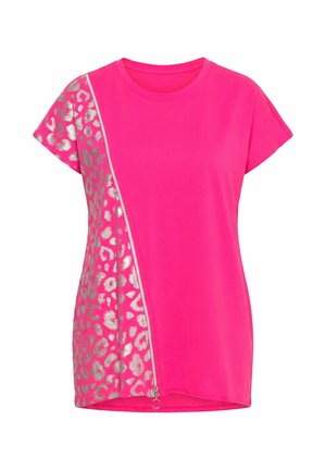 Haut rose vif à manches courtes avec un panneau imprimé léopard argenté sur le côté gauche, séparé par une fermeture éclair diagonale argentée.