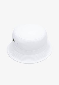 Weißer Bucket Hat aus strukturiertem Stoff, mit runder Krone, breiter Krempe und einem kleinen grünen gestickten Logo an der Seite.