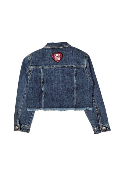 Giacca di denim, design cropped, colore blu, orlo sfrangiato, presenta una toppa a forma di cuore rossa con il testo "RICHMOND", chiusura con bottoni e due tasche laterali.