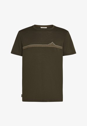 Donkergroene T-shirt met korte mouwen en ronde hals, voorzien van dunne horizontale strepen en een kleine bergafbeelding over de borst.