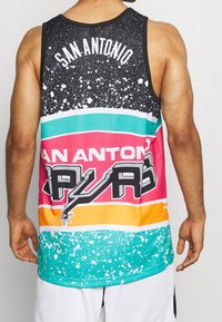 Jersey de baloncesto de los San Antonio Spurs con un diseño moteado en negro, rayas multicolores, gráficos audaces y un corte holgado.