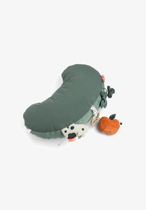 Coussin vert en forme de haricot avec une surface douce, comportant une attache en peluche en forme de vache et une autre en peluche orange, ainsi que de petites accents en boucle.