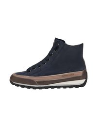 Baskets montantes en daim bleu marine avec des accents en cuir marron, présentant des œillets en métal, des lacets plats et une semelle en caoutchouc texturé.
