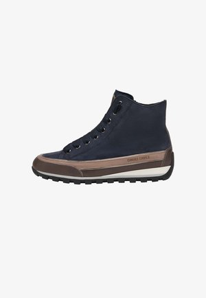 Hochschuh-Sneaker aus marineblauem Wildleder mit braunen Lederakzenten, ausgestattet mit Metallösen, flachen Schnürsenkeln und einer strukturierten Gummisohle.