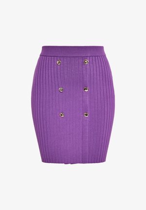 Lilla strikket blyantskirt med lodrette ribber og seks dekorative runde knapper på fronten for ekstra detalje.