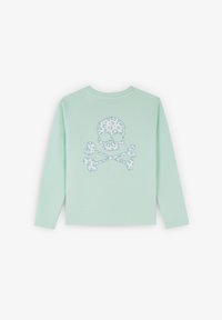 T shirt a maniche lunghe verde menta con un design di teschio e ossa incrociate in stampa leopardata ricamato sulla schiena. Tessuto morbido e leggero.