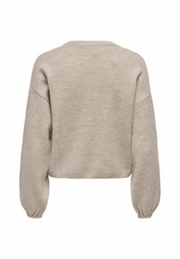 Krótki sweter w jasnym beżu, wykonany z miękkiej dzianiny. Posiada luźne rękawy z elastycznymi mankietami oraz szeroką okrągłą szyję.