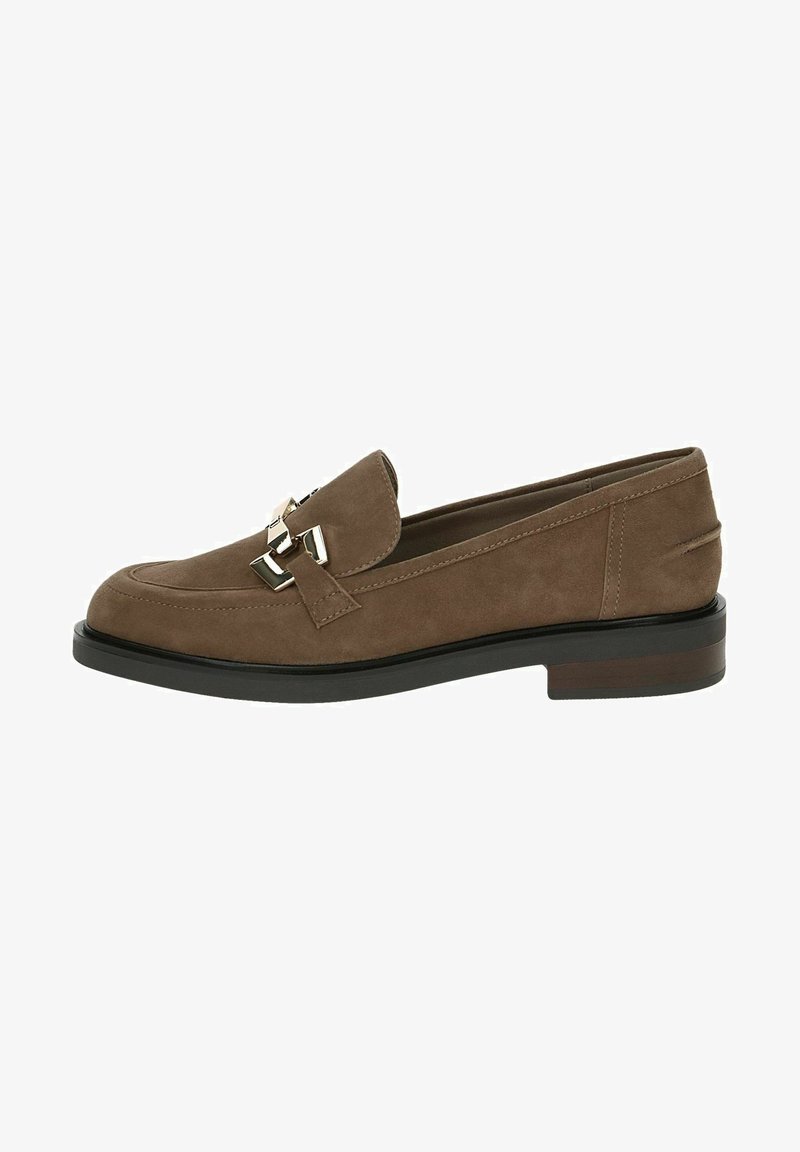 Loafers din suede maro cu vârf rotunjit, având o cataramă decorativă de culoare aurie și un toc joasă din cauciuc negru. Detalii simple din cusături.