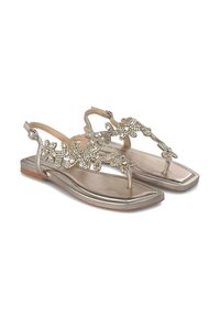 Sandali piatti in argento metallico con design slingback, decorati con aplique di strass floreali. Presentano una punta quadrata e una texture liscia.