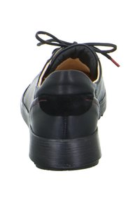 Schwarzer Lederschuh mit runder Zehenpartie, glatter Textur und gepolsterter Ferse. Verfügt über schwarze Schnürsenkel und dezente kontrastierende Akzente.