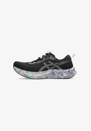Chaussure de course noire avec logo gris, semelle intermédiaire marbrée colorée en bleu sarcelle, orange et violet, lacets noirs et languette de talon bleu clair.
