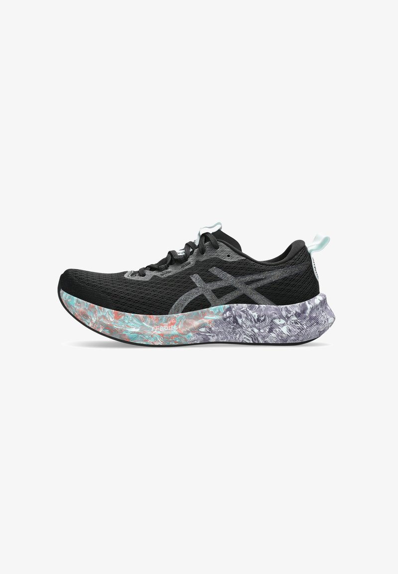 Chaussure de course noire avec logo gris, semelle intermédiaire marbrée colorée en bleu sarcelle, orange et violet, lacets noirs et languette de talon bleu clair.