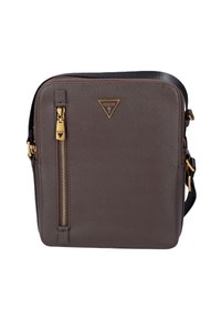 Borsa a tracolla marrone con texture e dettagli in tonalità oro. Presenta una tasca con cerniera sul davanti e un'emblema a forma di triangolo. Inclusa una tracolla regolabile.