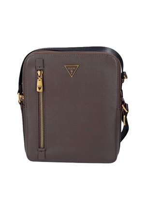 Borsa a tracolla marrone con texture e dettagli in tonalità oro. Presenta una tasca con cerniera sul davanti e un'emblema a forma di triangolo. Inclusa una tracolla regolabile.