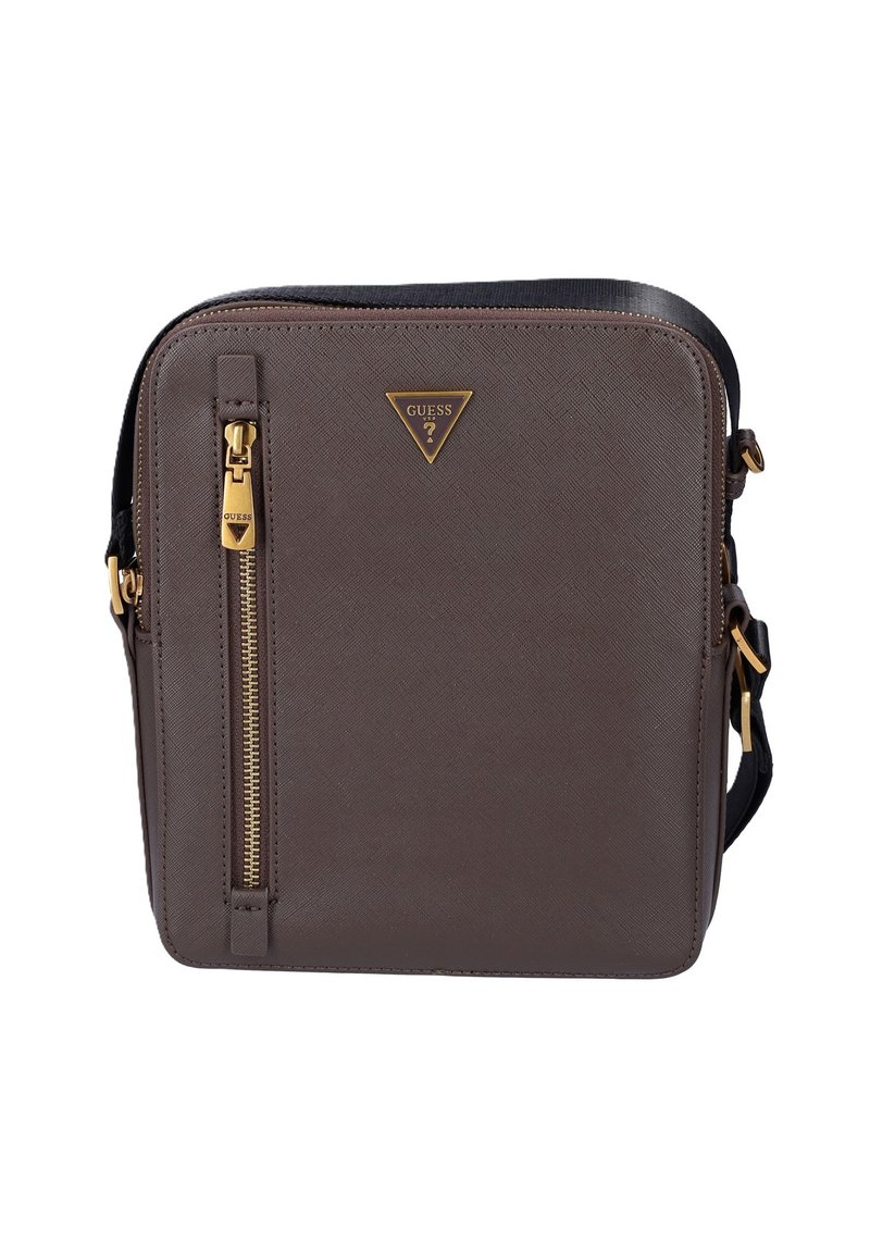Borsa a tracolla marrone con texture e dettagli in tonalità oro. Presenta una tasca con cerniera sul davanti e un'emblema a forma di triangolo. Inclusa una tracolla regolabile.
