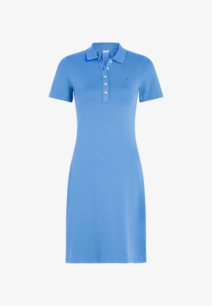 Jasnoniebieska sukienka polo z krótkim rękawem, kołnierzykiem i pięcioma białymi guzikami z przodu, z małym logo na lewej piersi.