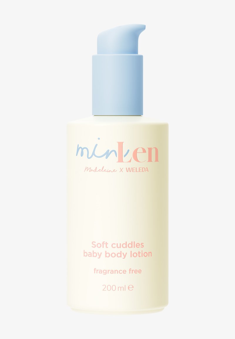 Flacon de lotion pour le corps bébé Soft Cuddles, 200 ml, sans parfum, avec pompe bleu pâle et texte de marque aux couleurs pastel sur fond crème.