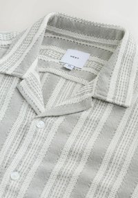 REGULAR FIT - TEXTURED STRIPE SHORT SLEEVE - Vapaa-ajan kauluspaita - green