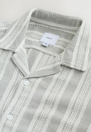 Szürke és fehér csíkozott ing, texturált anyagból készült, klasszikus gallérral, gombos elülső résszel és címkével.