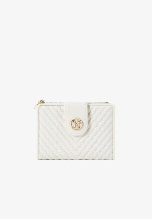Cartera acolchada blanca con hardware de logo dorado, forma rectangular, cierre superior con cremallera y tapa con botón a presión. Acabado en cuero texturizado.