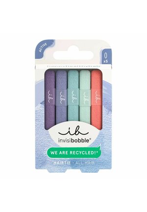 Vijf haarbanden in pastelkleuren: paars, blauw, mintgroen en koraal. Ze worden gepresenteerd in een recyclebare verpakking met een logo.
