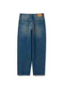 Jeans de denim en color azul claro, con un diseño de pierna recta, cinco bolsillos y una etiqueta de cuero marrón en la cintura. Textura suave.