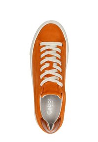 Oranger Wildleder-Sneaker mit cremefarbenen Schnürsenkeln und einer strukturierten Zehenkappe. Verfügt über ein rundes Design und ein metallisches Logo auf der Innensohle.