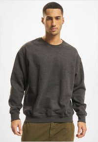 Mørkegrå sweatshirt med rund hals, lange ærmer og ribbede manchetter og kant. Fremstillet af blødt stof, har den en afslappet pasform og minimal detaljering.