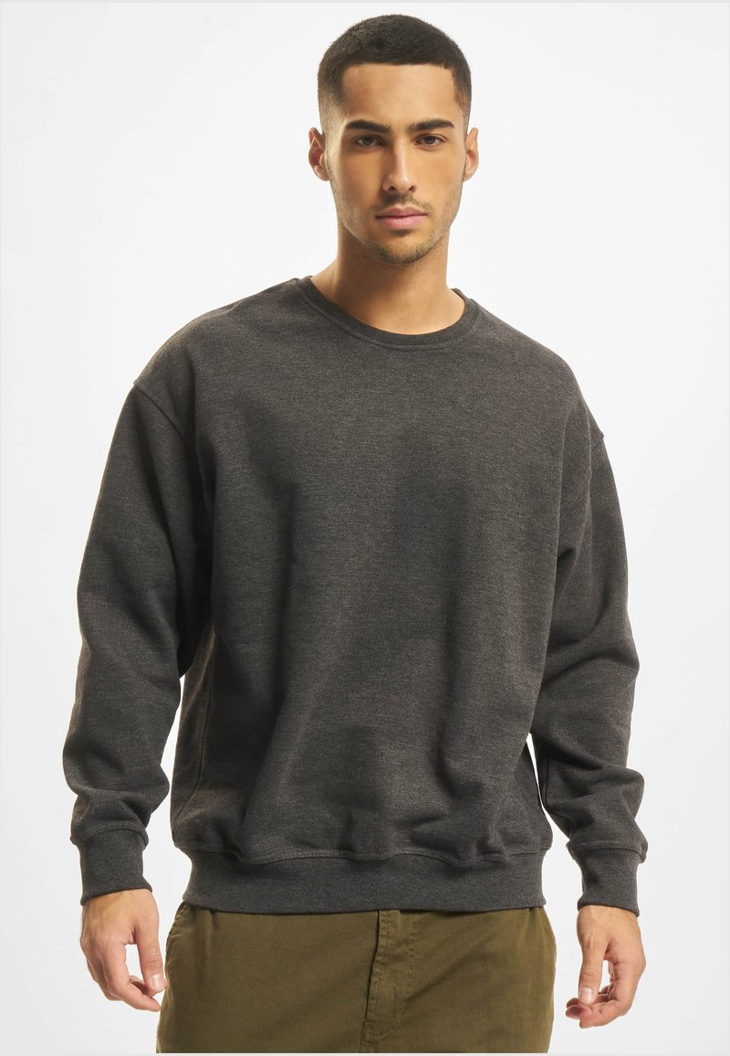 Mørkegrå sweatshirt med rund hals, lange ærmer og ribbede manchetter og kant. Fremstillet af blødt stof, har den en afslappet pasform og minimal detaljering.