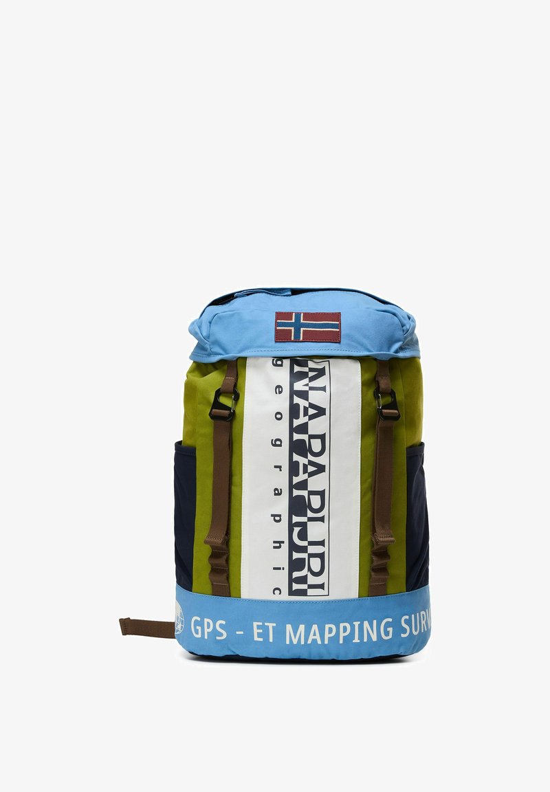 Mochila con parte superior azul, lados verde oliva y un panel frontal blanco que muestra el texto "NAPAPIJRI" y un pequeño parche con la bandera noruega.