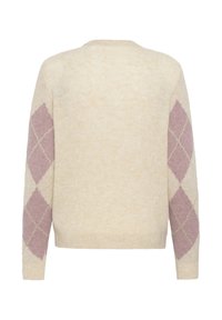 Bež pleteni pulover z dolgimi rokavi, ki na obeh rokavih prikazuje vijoličasto in smetano barvo argyle rombne vzorce.