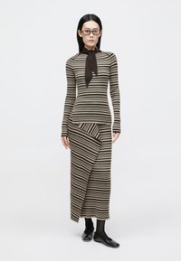 Nanushka NITSA - Saia comprida - green