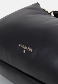Borsa a tracolla in pelle blu navy con una superficie liscia, dotata di un logo dorato "PATRIZIA PEPE" e una chiusura con zip sulla parte superiore.