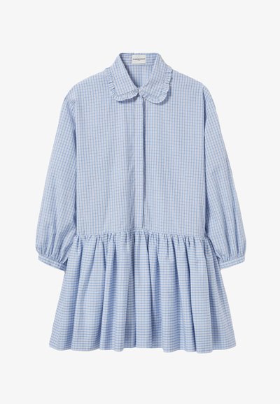 Robe chemise à carreaux bleus et blancs avec un col volanté, des manches bouffantes et une jupe froncée à partir de la taille. Tissu en coton.