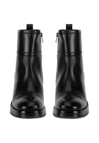 Čierne kožené členkové topánky s hladkým povrchom, so zipsom na zadnej strane a minimalistickým dizajnom. Pevná podrážka s jemným leskom.