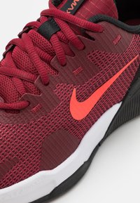 Nike Performance AIR MAX ALPHA TRAINER 5 - Sapatilha de treino - team red/bright crimson/black/white